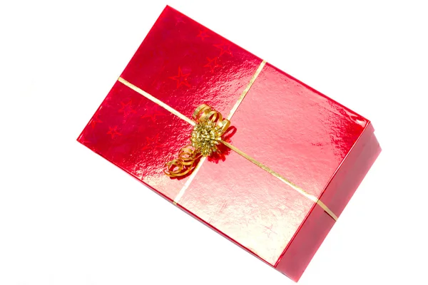 Červená dárková krabička s zlatá stuha — Stock fotografie