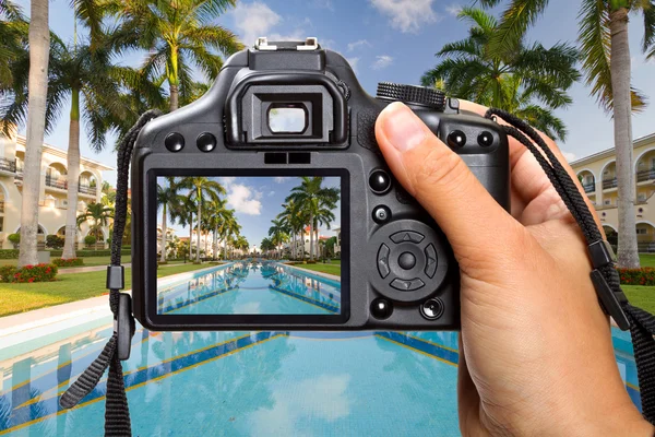 Камера в руках на тропічні канікули — стокове фото