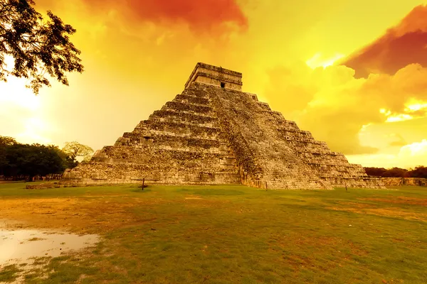 Pirámide de Kukulkan en Chichén Itzá al atardecer — Foto de Stock