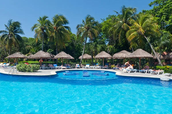 Tropisches Schwimmbad — Stockfoto