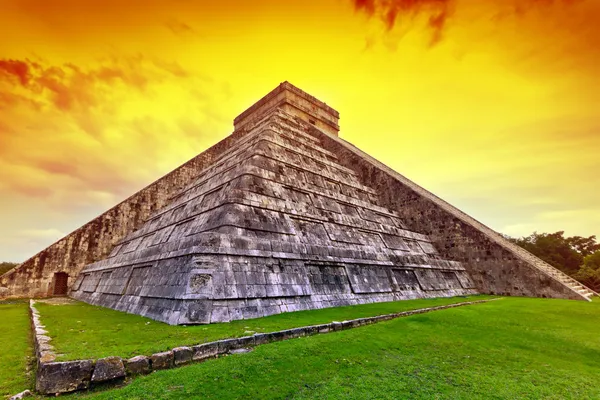 Kukulkan pyramid i Chichén Itzá i solnedgången — Stockfoto