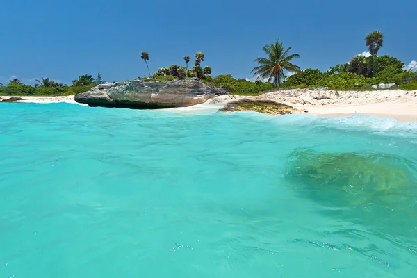 Morze Karaibskie dekoracje z malowniczej plaży — Zdjęcie stockowe