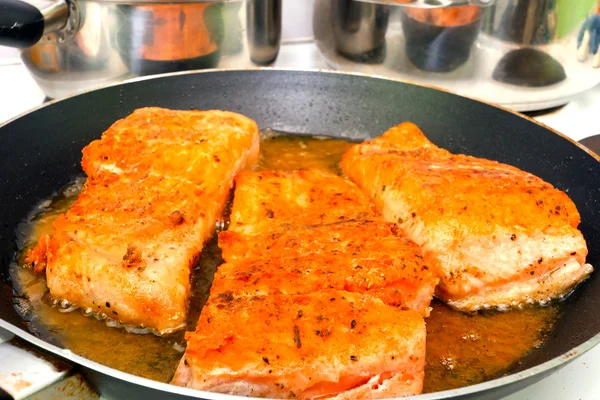 Frying salmon on the pan — Stock Photo, Image