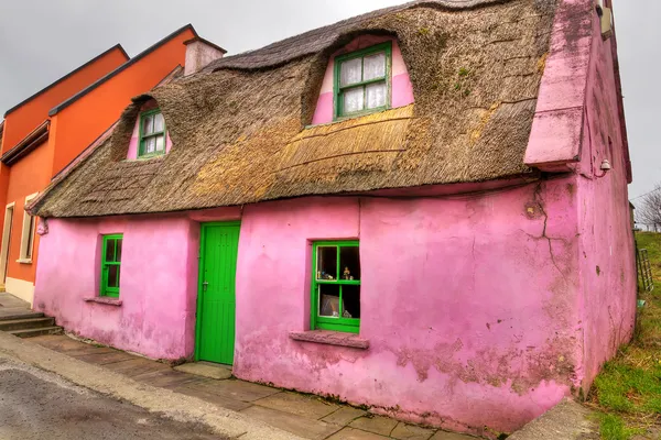 Różowy domek house w doolin — Zdjęcie stockowe