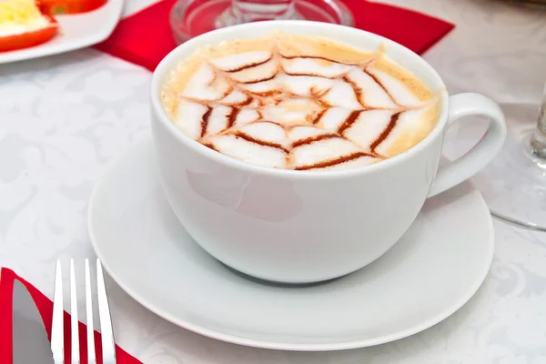 Cappuccino café em copo branco — Fotografia de Stock