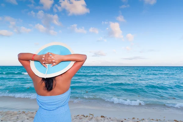Vrouw in hoed ontspannen op vakantie — Stockfoto