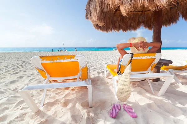 Relax sotto l'ombrellone nel Mar dei Caraibi — Foto Stock
