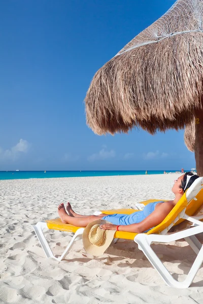 Entspannung unter Sonnenschirm am karibischen Meer — Stockfoto