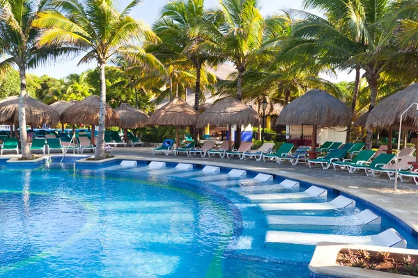 Tropisch zwembad met zonnebank — Stockfoto