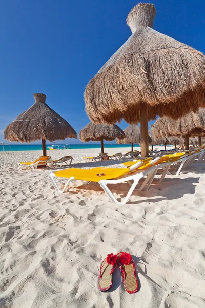 Relaxamento sob guarda-sol no Mar das Caraíbas — Fotografia de Stock