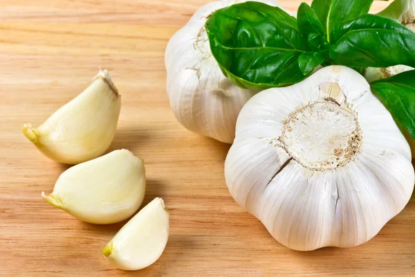Garlic heads and basil — Stock Photo, Image
