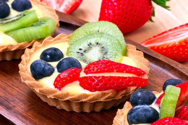 Custard tart with fresh fruits — Stock Photo, Image