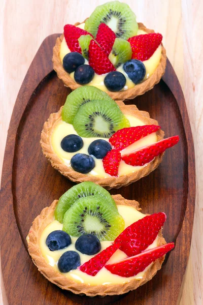 Vaniljkräm tårta med färska frukter — Stockfoto