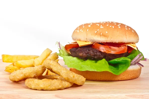 Cheeseburger mit Zwiebelringen — Stockfoto