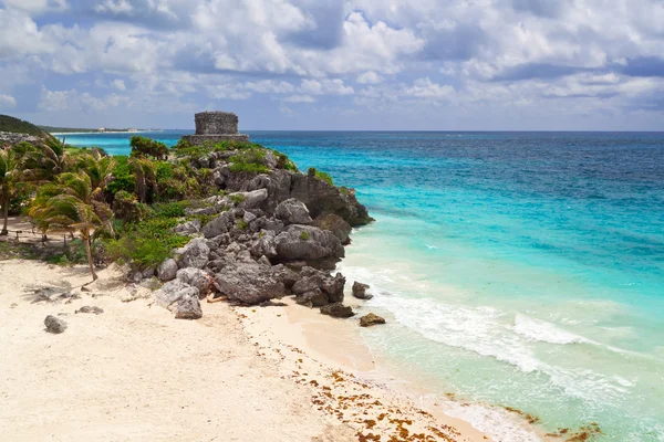 Temple des ruines mayas sur la plage — Photo