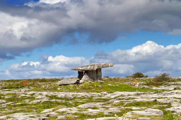 Polnabrone dolmen w burren — Zdjęcie stockowe