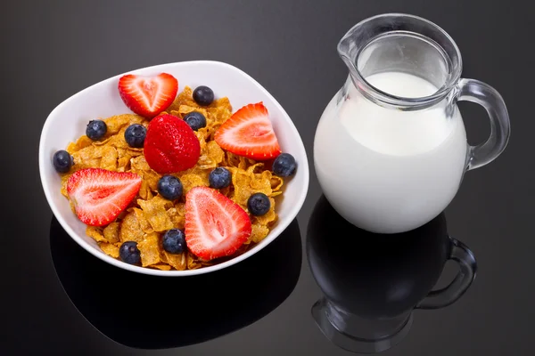 Cornflakes en vers fruit voor het ontbijt — Stockfoto
