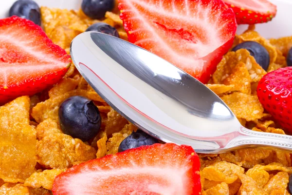 Кукурудзяні пластівці та свіжі фрукти на сніданок — стокове фото