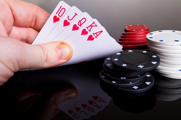 Królewski poker w dłoni — Zdjęcie stockowe