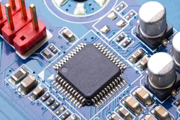 Micro chip na placa-mãe do computador — Fotografia de Stock