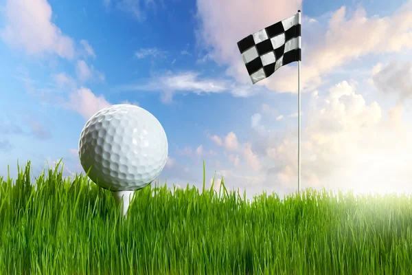 Мяч для гольфа на мяче с флагом — стоковое фото