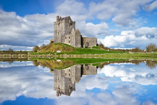 Dunguaire castle in de buurt van kinvara — Stockfoto