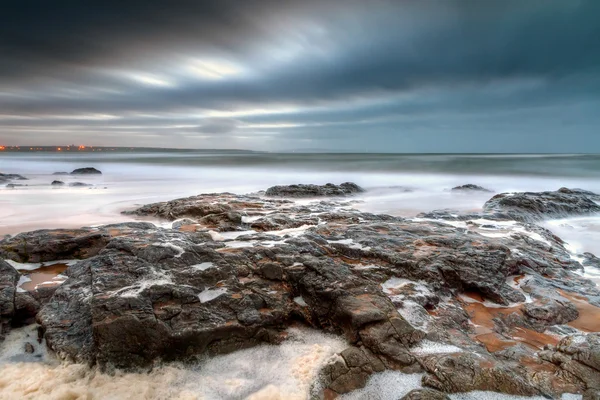 Paisaje rocoso del océano Atlántico al atardecer — Foto de Stock