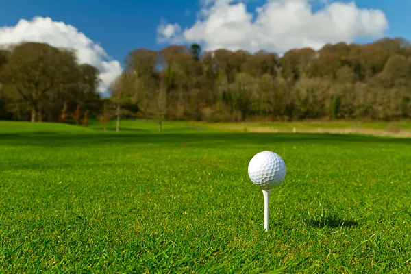 Bola de golfe no campo de irlandês — Fotografia de Stock