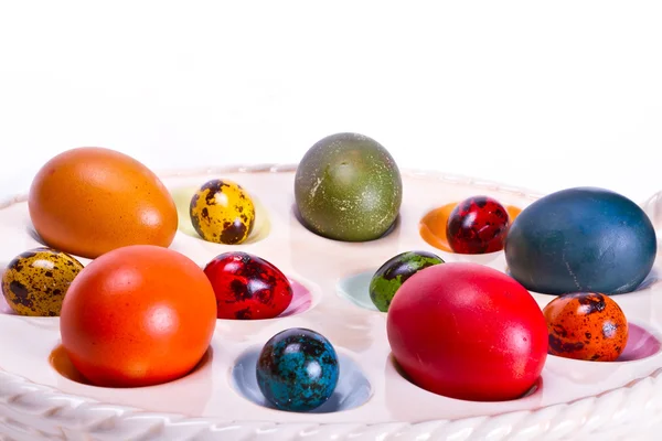 Plateau d'œufs de Pâques coloré — Photo