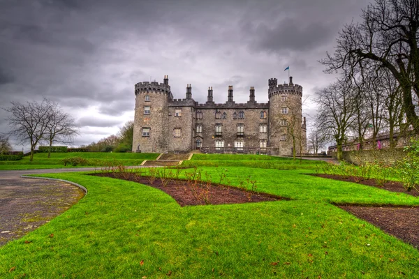 Kilkenny alacakaranlıkta castle — Stok fotoğraf