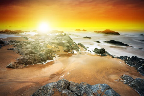 Skalista krajobraz Oceanu Atlantyckiego na zachodzie słońca — Zdjęcie stockowe