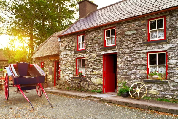 传统的爱尔兰茅草屋的房子 — 图库照片