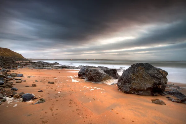 Paisagem rochosa do oceano Atlântico ao pôr do sol — Fotografia de Stock
