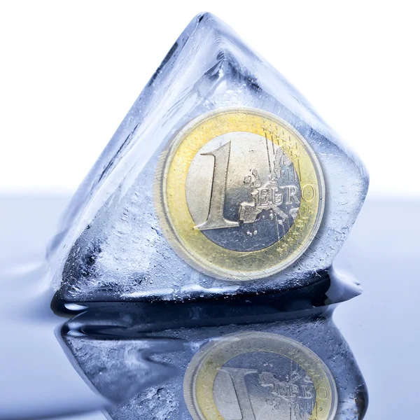 Moeda em euros congelada — Fotografia de Stock