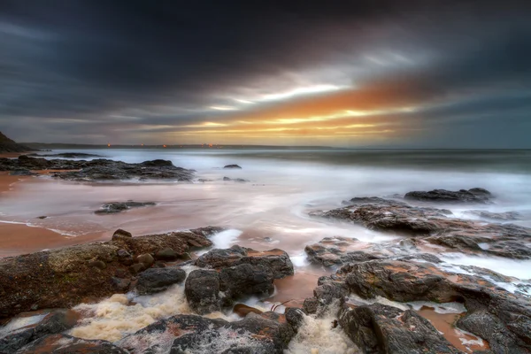 Paesaggio roccioso dell'oceano Atlantico al tramonto — Foto Stock
