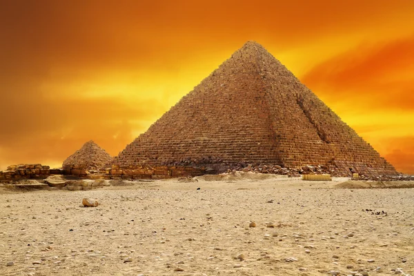 Solnedgång vid pyramid av menkaur — Stockfoto