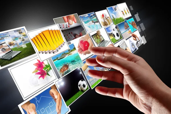 Mão atingindo streaming multimídia — Fotografia de Stock