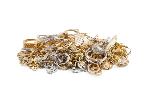 Zlaté šperky na bílém pozadí — Stock fotografie
