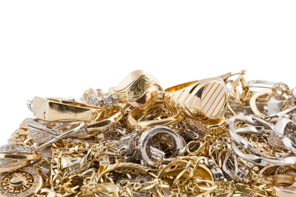 Jóias de ouro em um fundo branco — Fotografia de Stock