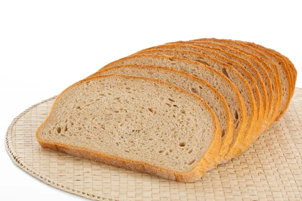 Čerstvý chléb, plátky na prostírání izolované na bílém — Stock fotografie