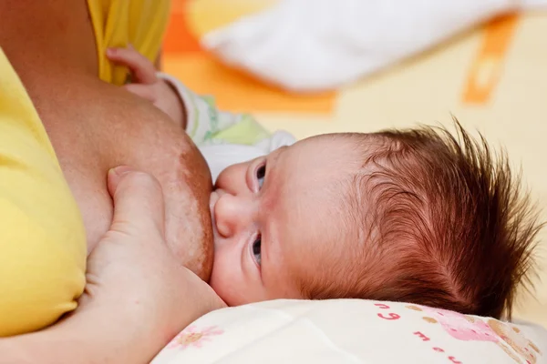 Menina bebê chupando no peito de sua mãe — Fotografia de Stock
