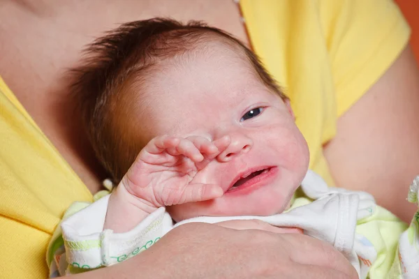 Menina do bebê fazendo caras engraçadas — Fotografia de Stock