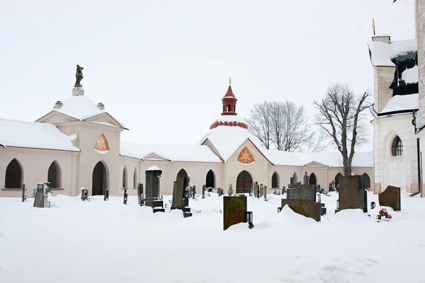 冬の教会と墓地 — ストック写真