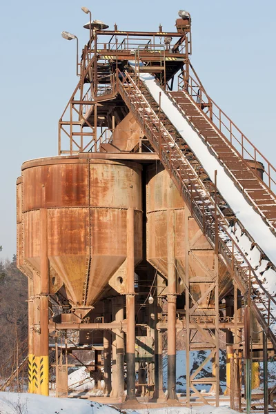 Belt conveyors and silos in a gravel pit in winter — Stock Photo, Image