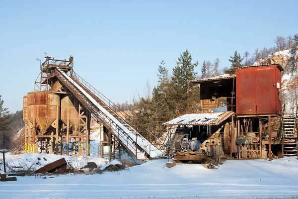 Pedreira de cascalho, correias transportadoras e silos no inverno — Fotografia de Stock