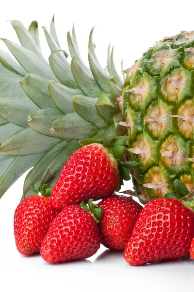 Geïsoleerde fruits - ananas en aardbeien — Stockfoto