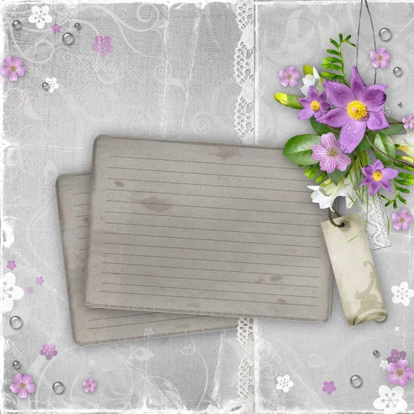 Cartão de papel vintage com flores de primavera em backgr texturizado — Fotografia de Stock