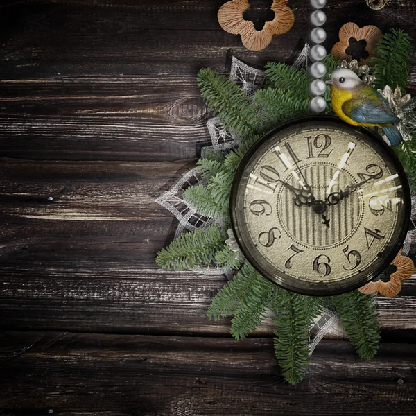 Horloge antique face avec perles, dentelle et sapin sur le bois b — Photo