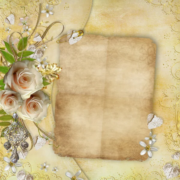 Χρυσή ευχετήρια κάρτα με πανέμορφες τριανταφυλλιές, καρδιές χαρτί, κορδέλα — Φωτογραφία Αρχείου