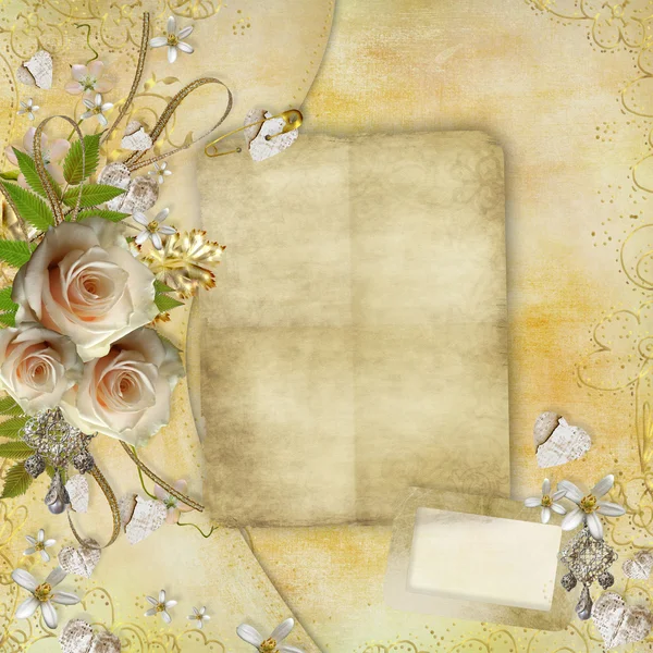 美しいバラの花、紙の心、リボンと黄金のグリーティング カード — ストック写真